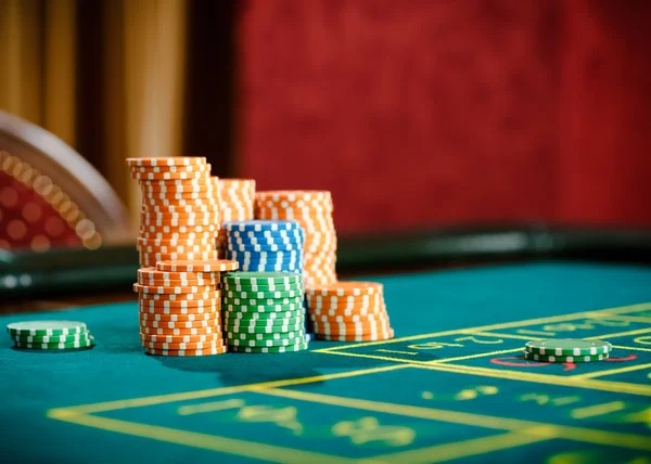 In-app live dealer table with multilingual dealer and rule overlay